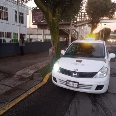 Presencia de elementos de seguridad universitaria en la entrada principal de la Facultad de Ciencias de la Conducta. 