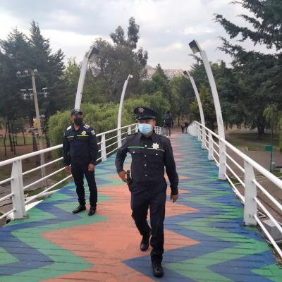 Toluca, México.- Recorrido de policía municipal de pie a tierra, en el puente peatonal de Paseo Tollocan y la Facultad de Humanidades en Ciudad Universitaria. Junio de 2022.