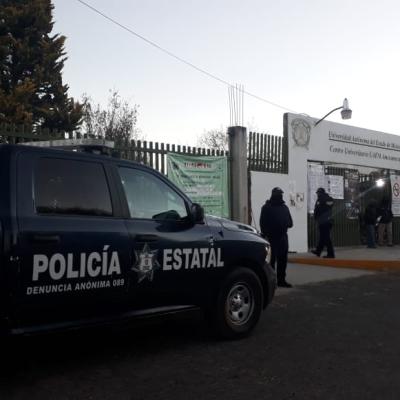 Presencia de policía estatal en las afueras del Centro Universitario Amecameca