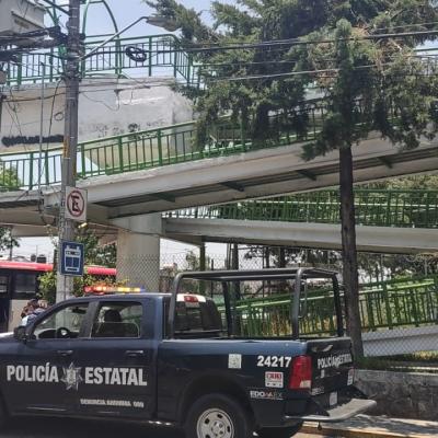 Toluca, México.- Presencia de la policía estatal en el puente peatonal de Paseo Tollocan y Paseo Universidad. Mayo de 2022