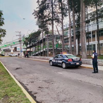 Toluca, México.- Presencia de policía estatal en las inmediaciones de la Facultad de Humanidades en Ciudad Universitaria. Junio de 2022