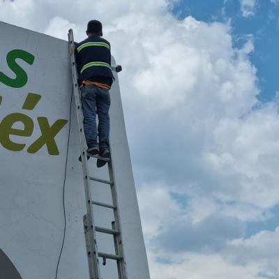 Toluca, México.- Instalación de cámaras de videovigilancia en la Facultad de Contaduría Unidad los Uribe. Junio de 2022. 