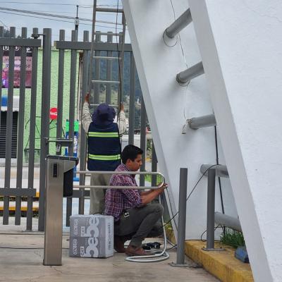 Toluca, México.- Instalación de cámaras de videovigilancia en la Facultad de Contaduría Unidad los Uribe. Junio de 2022. 