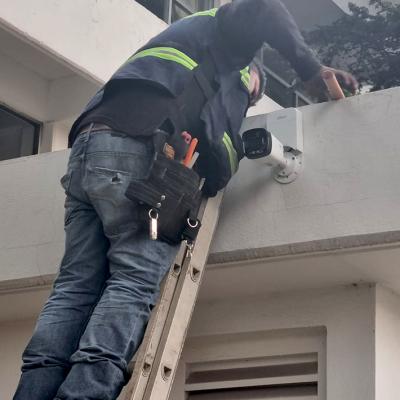 Toluca, México.- Instalación de cámaras de videovigilancia en el acceso de la Facultad de Humanidades. Junio de 2022. 