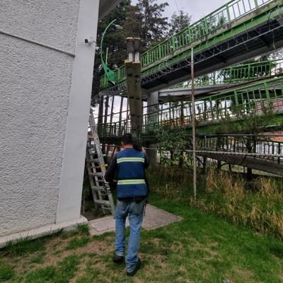 Toluca, México.- Instalación de cámaras de videovigilancia en el acceso de la Facultad de Humanidades. Junio de 2022. 