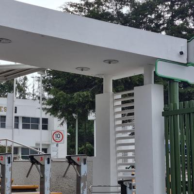 Toluca, México.- Instalación de cámaras de videovigilancia en el acceso de la Facultad de Humanidades. Junio de 2022. 