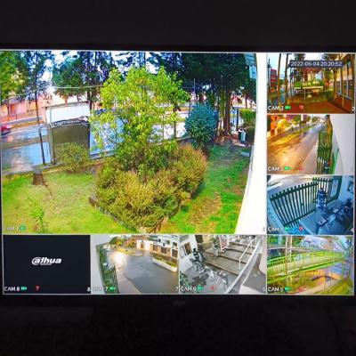 Toluca, México.- Instalación de cámaras de videovigilancia en el acceso de la Facultad de Humanidades. Junio de 2022. 