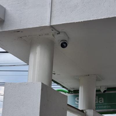 Toluca, México.- Instalación de cámaras de videovigilancia en el acceso de la Facultad de Humanidades. Junio de 2022. 