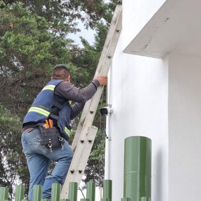 Toluca, México.- Instalación de cámaras de videovigilancia en el acceso de la Facultad de Humanidades. Junio de 2022. 