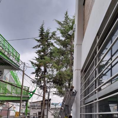 Toluca, México.- Instalación de cámaras de videovigilancia en el acceso de la Facultad de Humanidades. Junio de 2022. 