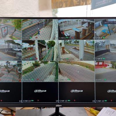 Toluca, México.- Instalación de cámaras de videovigilancia en el acceso de la Facultad de Ciencias de la Conducta. Junio de 2022. 