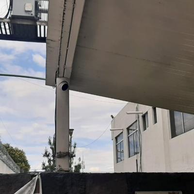 Toluca, México.- Instalación de cámaras de videovigilancia en el acceso de la Facultad de Ciencias de la Conducta. Junio de 2022. 