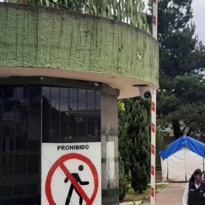 Toluca, México.- Instalación de cámaras de videovigilancia en el acceso de la Facultad de Ciencias de la Conducta. Junio de 2022. 