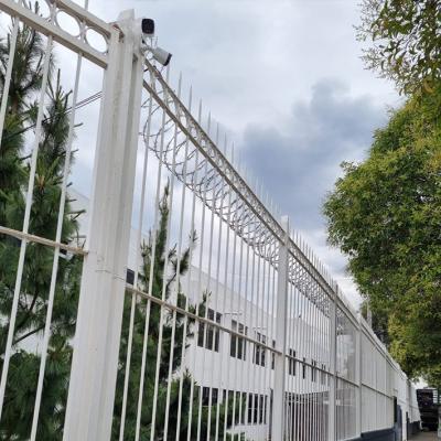 Toluca, México.- Instalación de cámaras de videovigilancia en el acceso de la Facultad de Ciencias de la Conducta. Junio de 2022. 