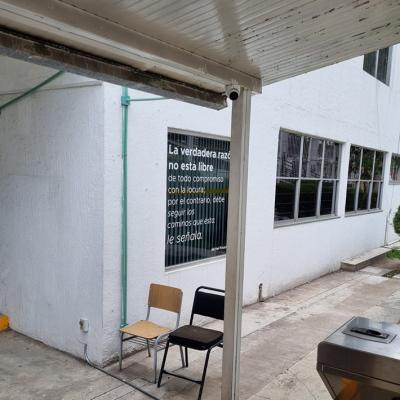 Toluca, México.- Instalación de cámaras de videovigilancia en el acceso de la Facultad de Ciencias de la Conducta. Junio de 2022. 