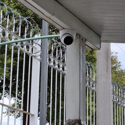 Toluca, México.- Instalación de cámaras de videovigilancia en el acceso de la Facultad de Ciencias de la Conducta. Junio de 2022. 