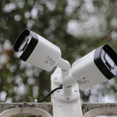 Toluca, México.- Instalación de cámaras de videovigilancia en el acceso de la Facultad de Ciencias de la Conducta. Junio de 2022. 