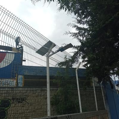 Toluca, México.- Instalación de luminarias en las inmediaciones de la Facultad de Ciencias de la Conducta. Junio de 2022.
