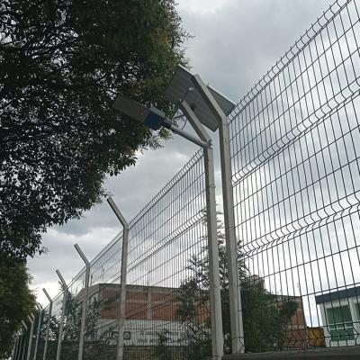 Toluca, México.- Instalación de luminarias en las inmediaciones de la Facultad de Ciencias de la Conducta. Junio de 2022.