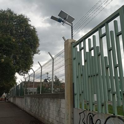 Toluca, México.- Instalación de luminarias en las inmediaciones de la Facultad de Ciencias de la Conducta. Junio de 2022.