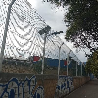 Toluca, México.- Instalación de luminarias en las inmediaciones de la Facultad de Ciencias de la Conducta. Junio de 2022.
