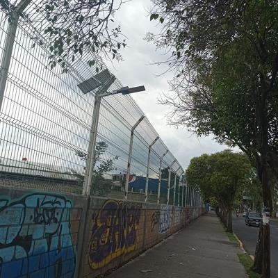 Toluca, México.- Instalación de luminarias en las inmediaciones de la Facultad de Ciencias de la Conducta. Junio de 2022.