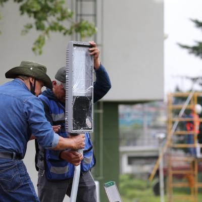 Toluca, México.- Instalación de luminarias Facultad de Contaduría unidad Los Uribe. Junio de 2022. 