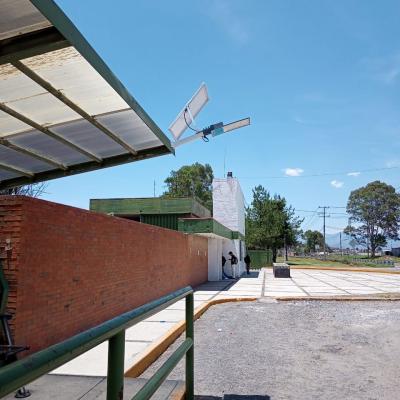Toluca, México.- Instalación de luminarias el Cerrillo. Junio de 2022.